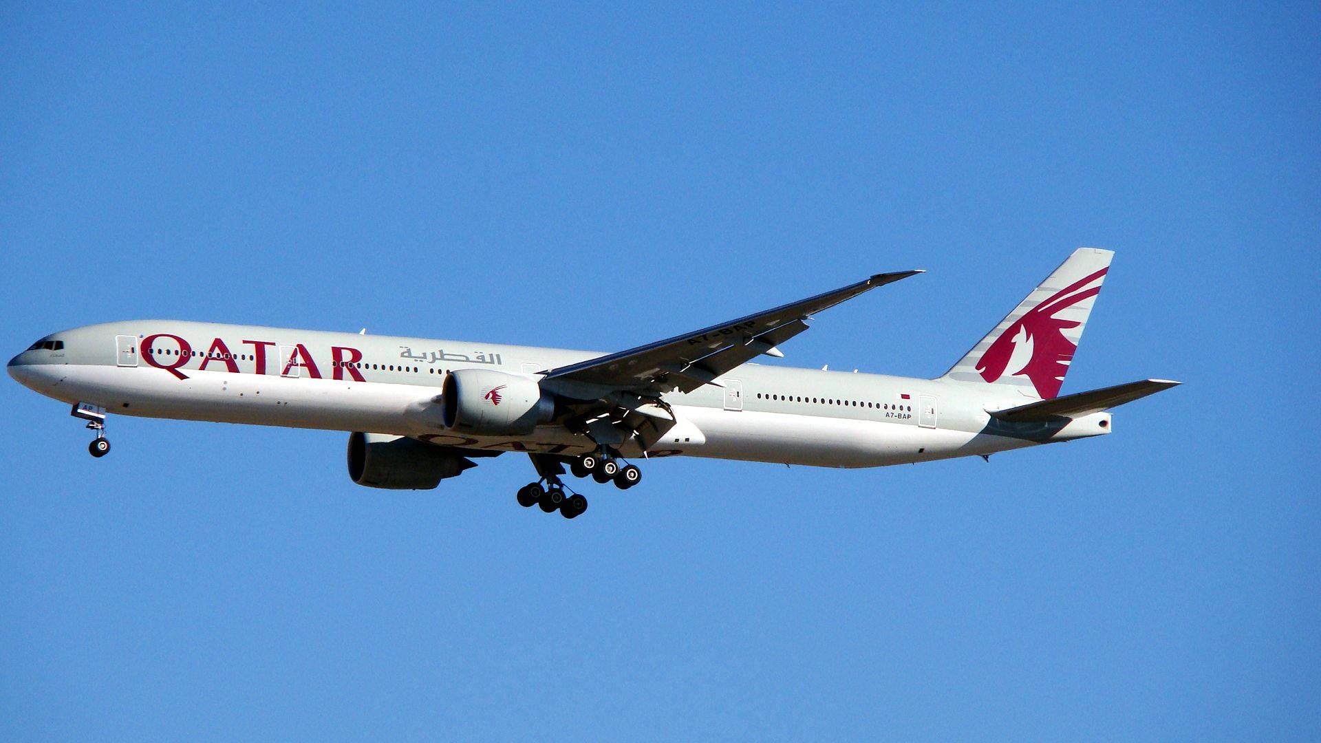 卡塔爾航空飛機在清澈藍天中飛行