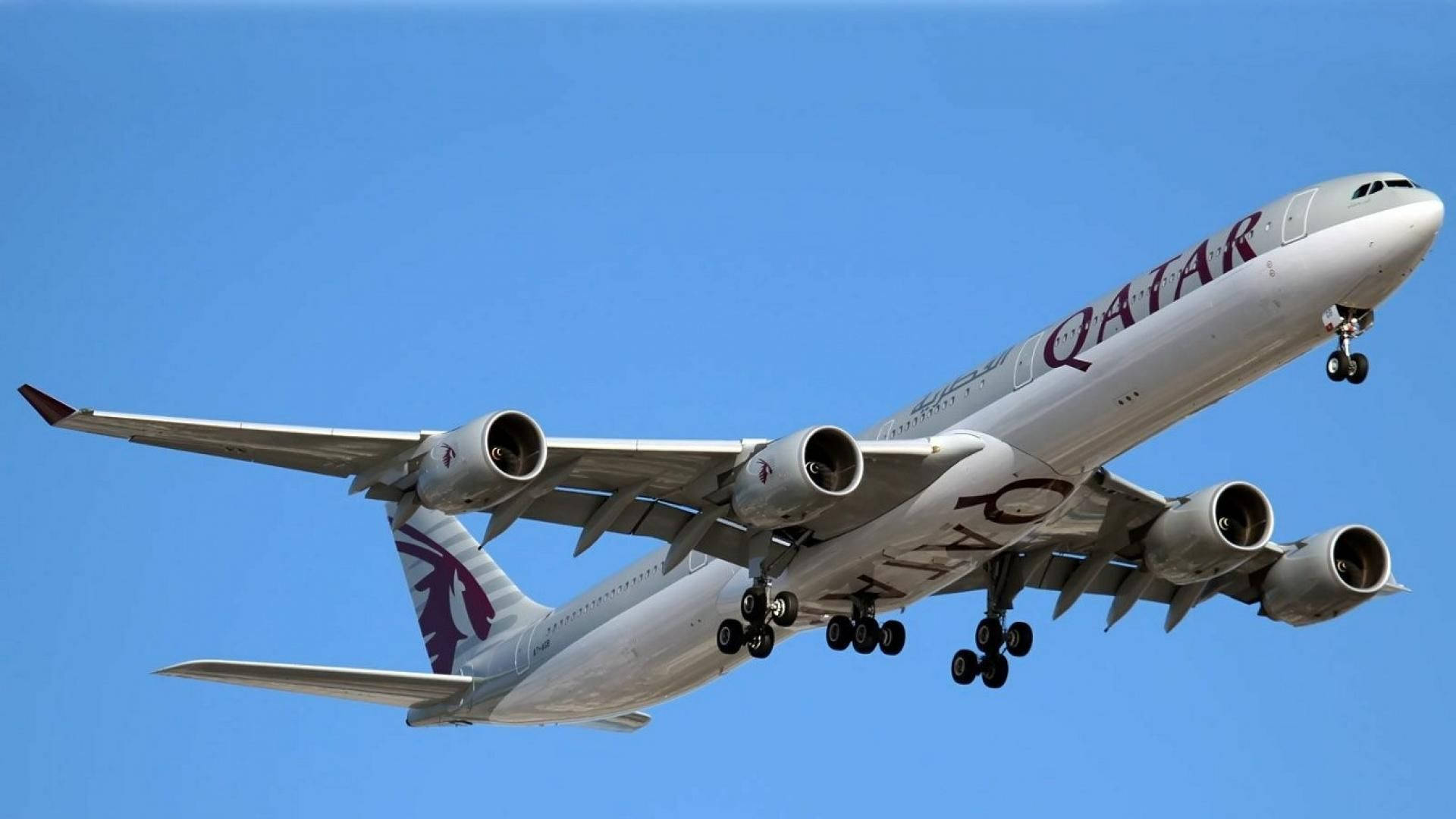 卡塔爾航空空中巴士A380飛機在清澈的藍天中放下起落架降落