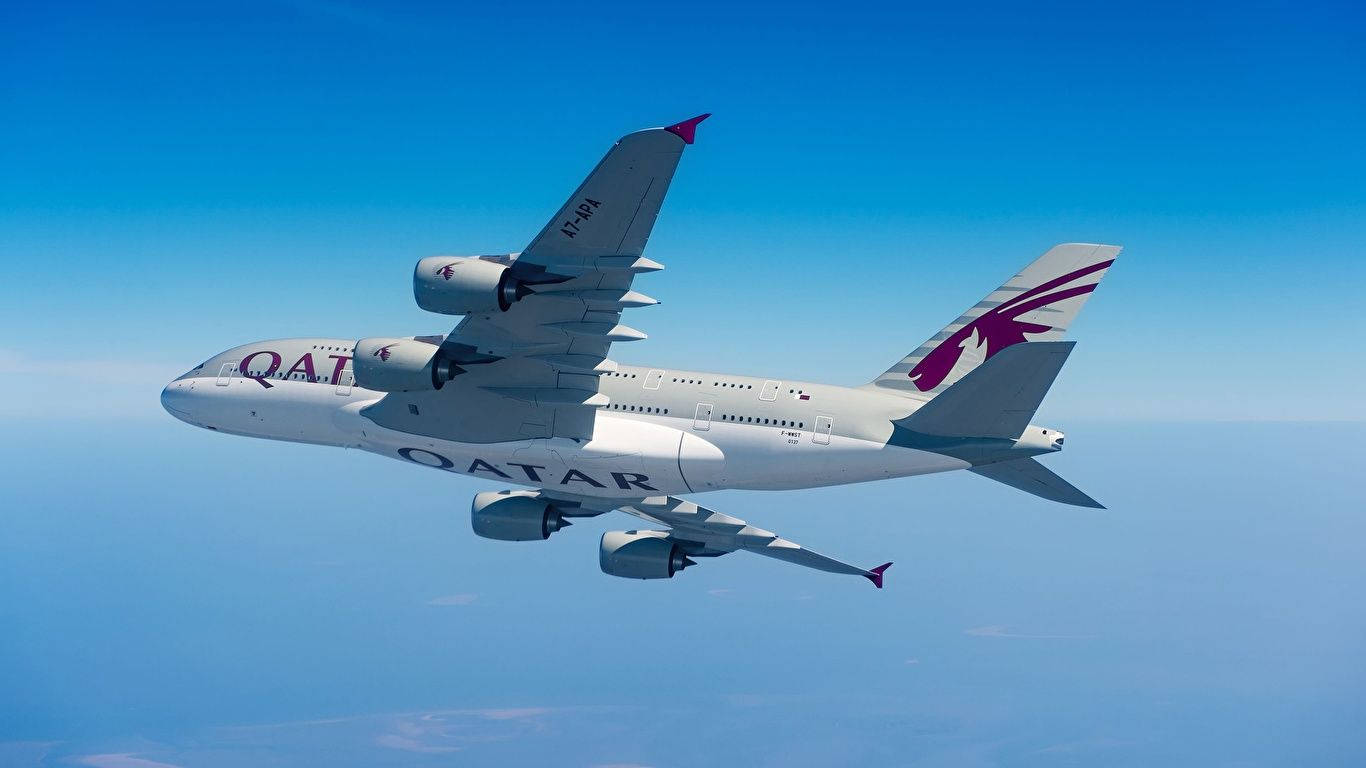 卡塔爾航空A380飛機在清澈藍天中高飛。