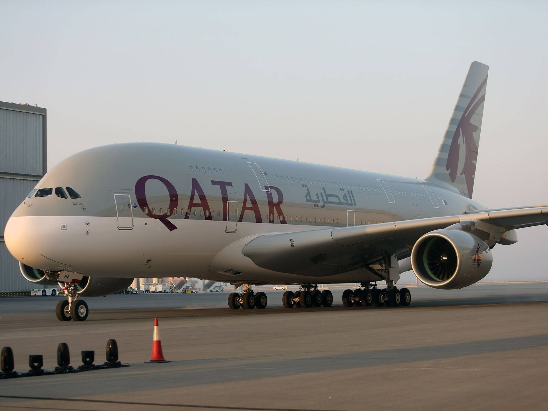 卡塔爾航空A380飛機在停機坪上，日出時分