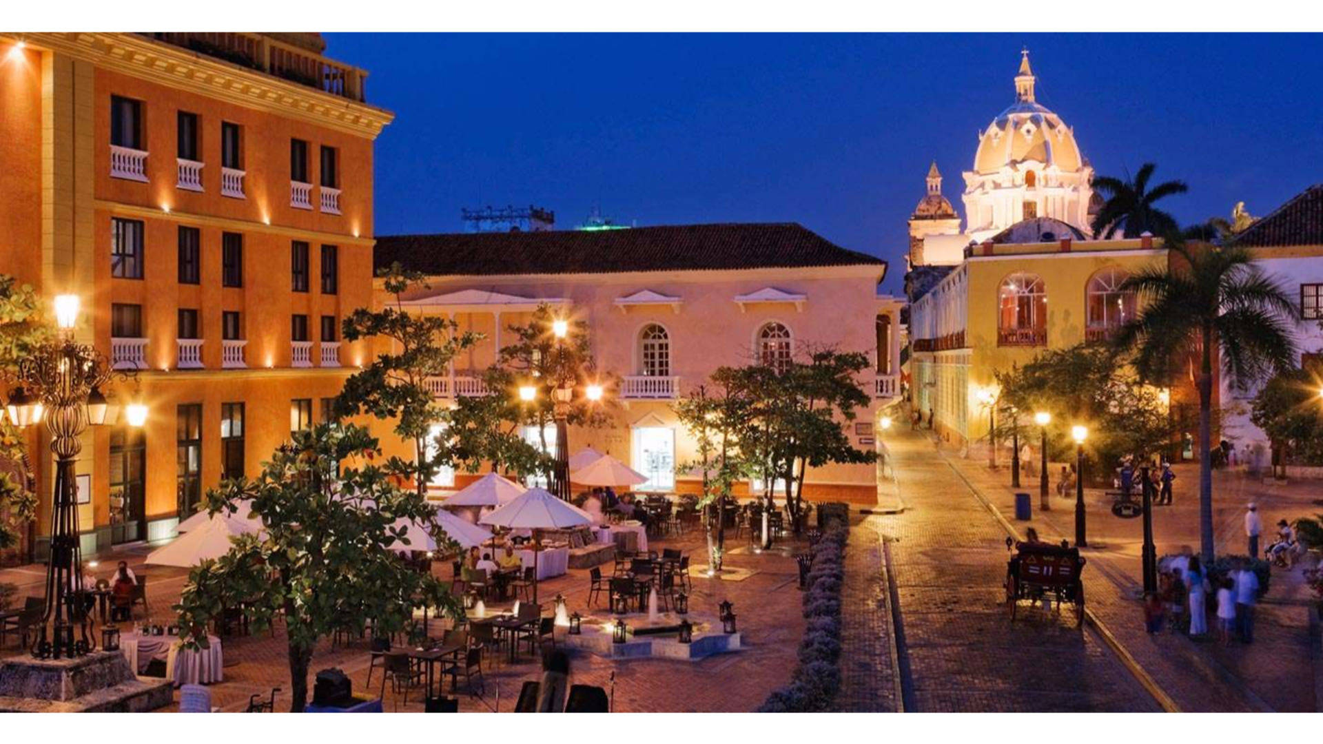 夜晚的歷史廣場，有燈光咖啡館和圓頂大教堂。