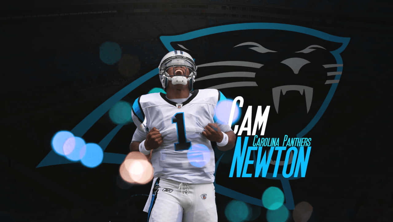 Cam Newton 身穿黑豹隊球衣在球場上慶祝，身後有球隊標誌。