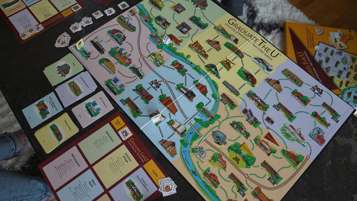 一張桌上棋盤遊戲地圖，附有卡牌和骰子，用於教育遊戲。