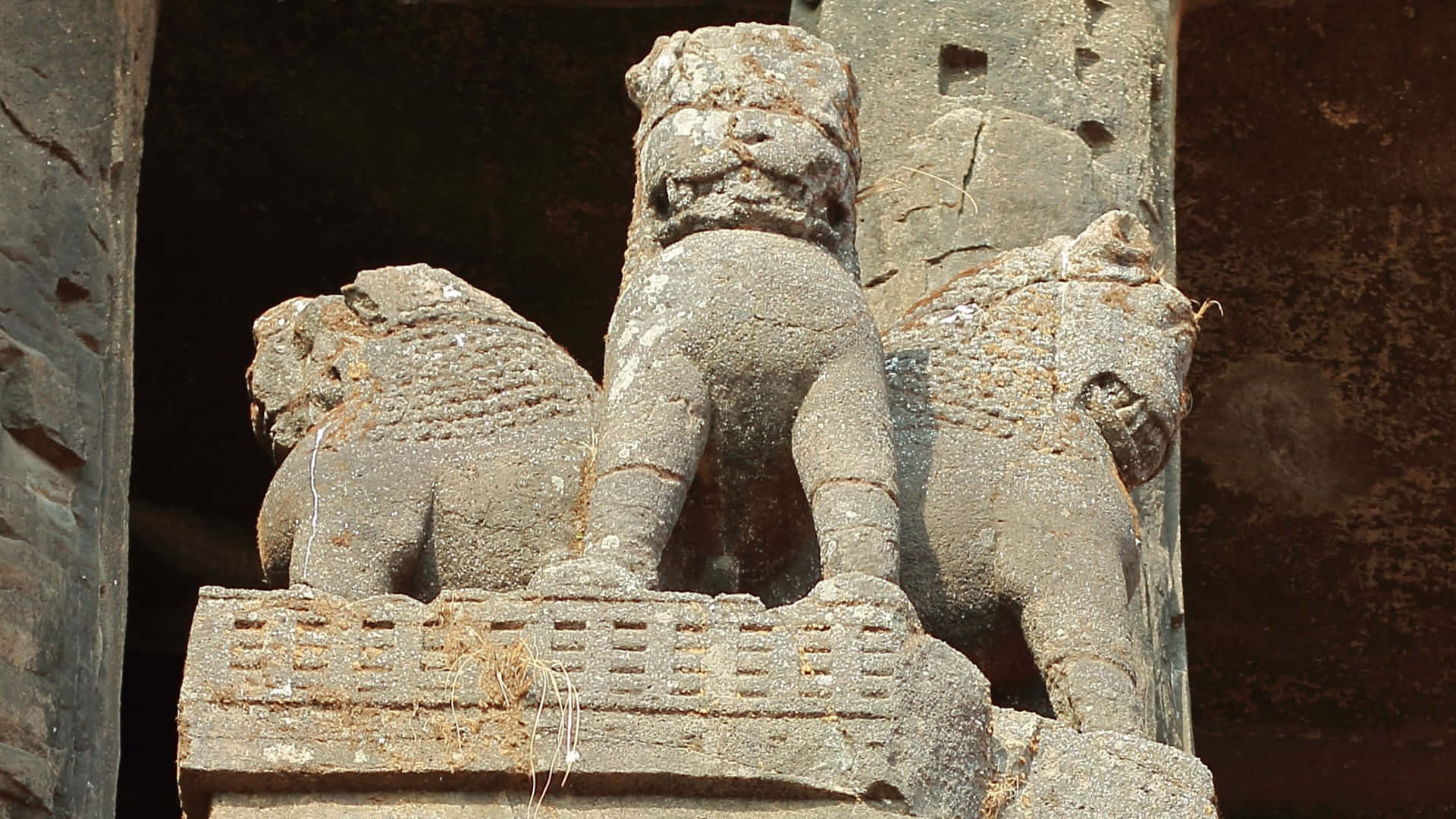 三尊雕刻石獅守護著古老寺廟的入口。