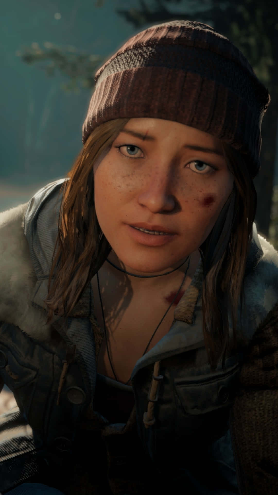 卡敏娜·萊 Pixel 3 Far Cry New Dawn 背景 壁紙 — 一位年輕女子，臉上帶有雀斑，戴著冷帽，在迷霧森林中專注地向前望，她的外套有磨損痕跡，頸上有一個小傷口。