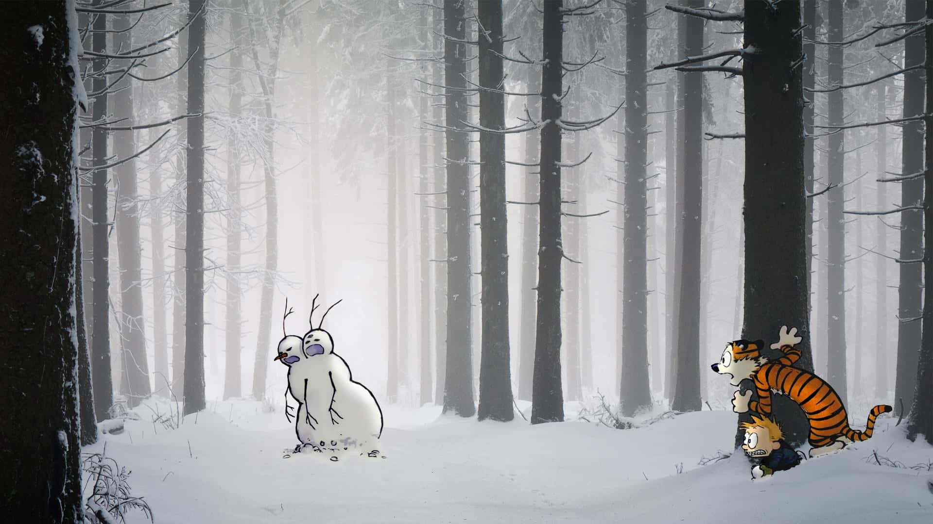 卡文與霍布斯偷偷溜出雪人畫面 壁紙 — 卡爾文與霍布斯在雪地森林中遇到雪人，森林裡有高大的樹木和霧氣瀰漫的氛圍。