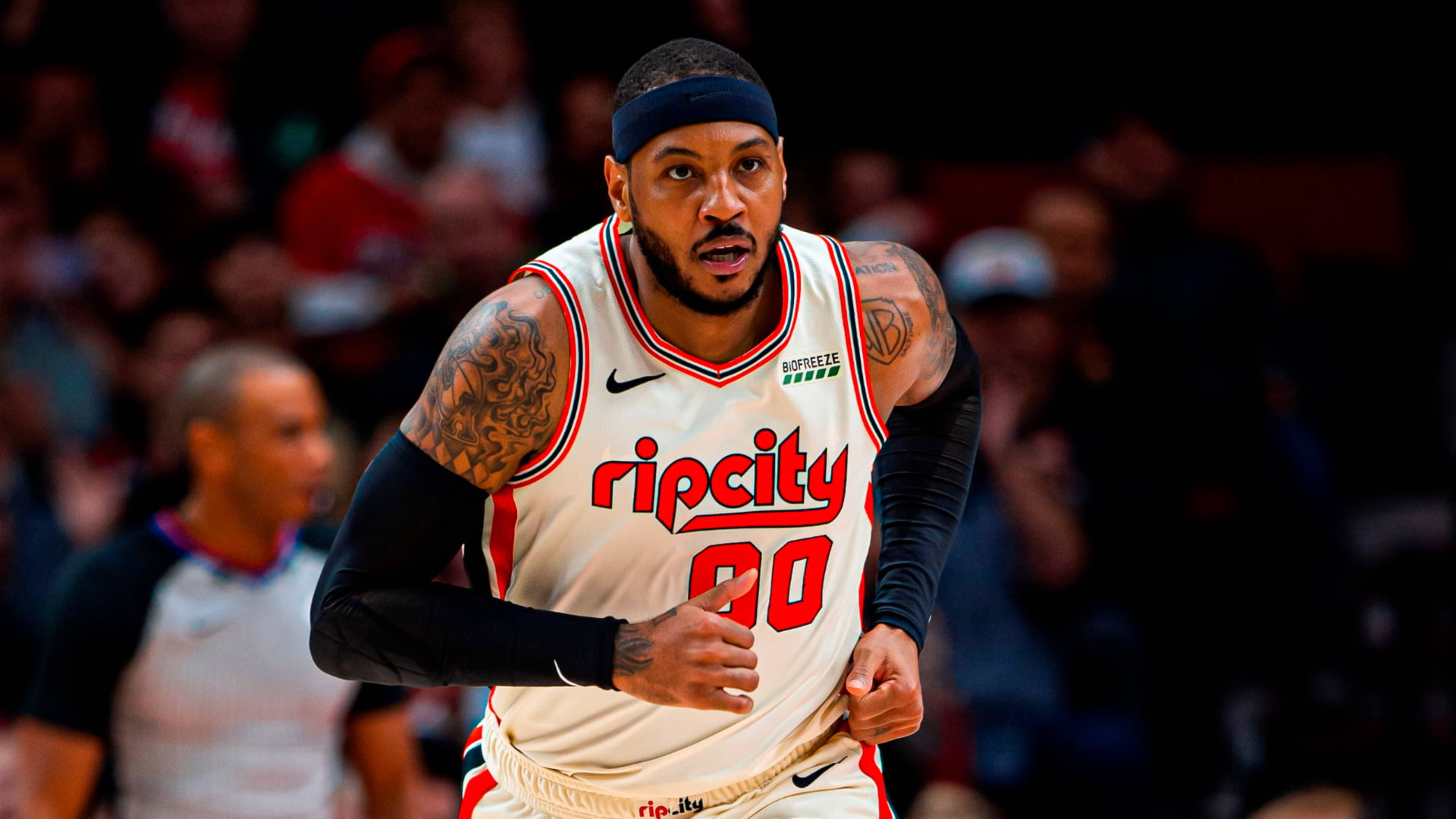 卡梅隆·安東尼 Rip City 跑動瞬間 壁紙 — 一名專注的籃球運動員身穿白色Rip City球衣，帶有紅色點綴，在明亮的場館燈光下激烈奔跑。