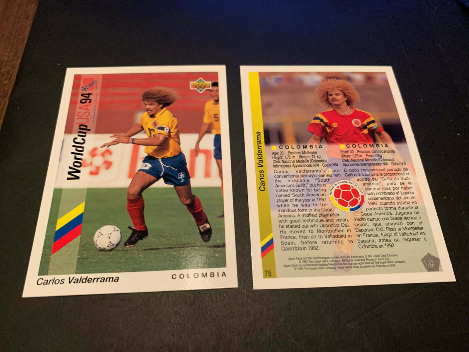卡洛斯·巴爾德拉馬1994世界盃 壁紙 — 兩張卡路士·華達拉馬的1994年世界盃足球復古交換卡平放在深色表面上。