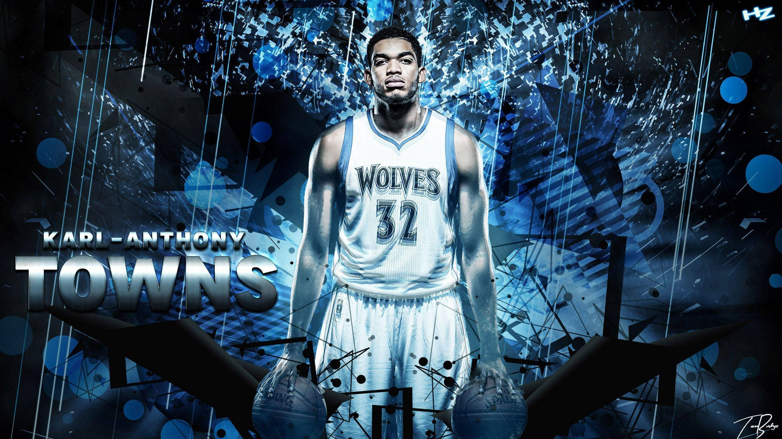 卡爾-安東尼·唐斯銀色球員名稱 壁紙 — 籃球運動員 Karl Anthony Towns 身穿狼隊球衣，自信地站在動態藍色抽象背景前，手持兩個籃球。