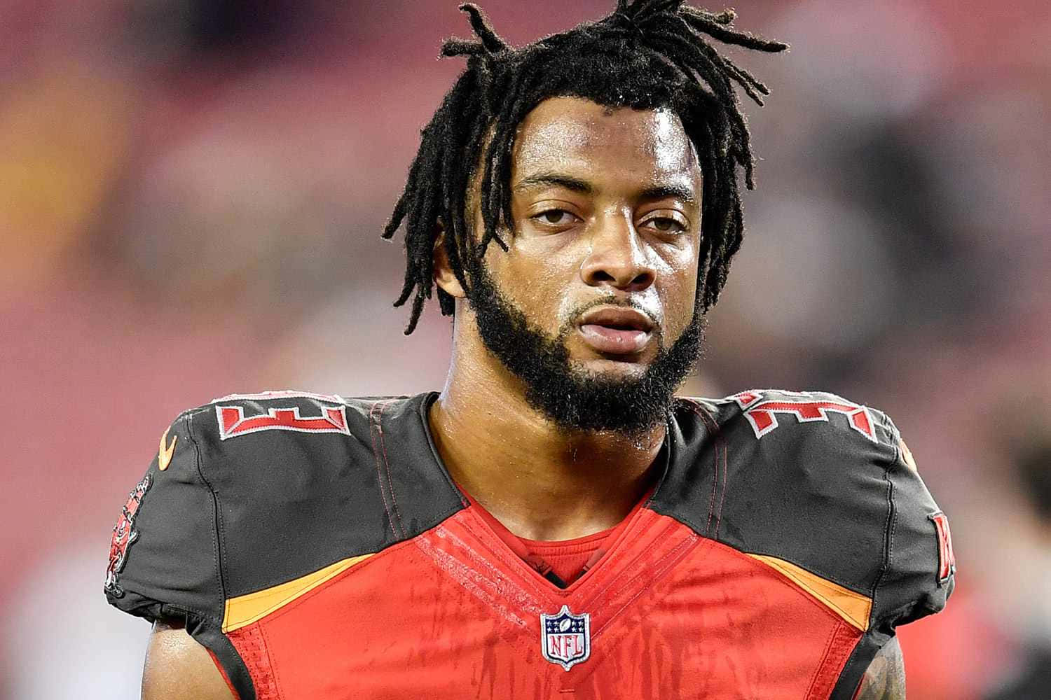 身穿坦帕灣海盜隊球衣、蓄有辮子頭和鬍鬚的NFL美式足球員。