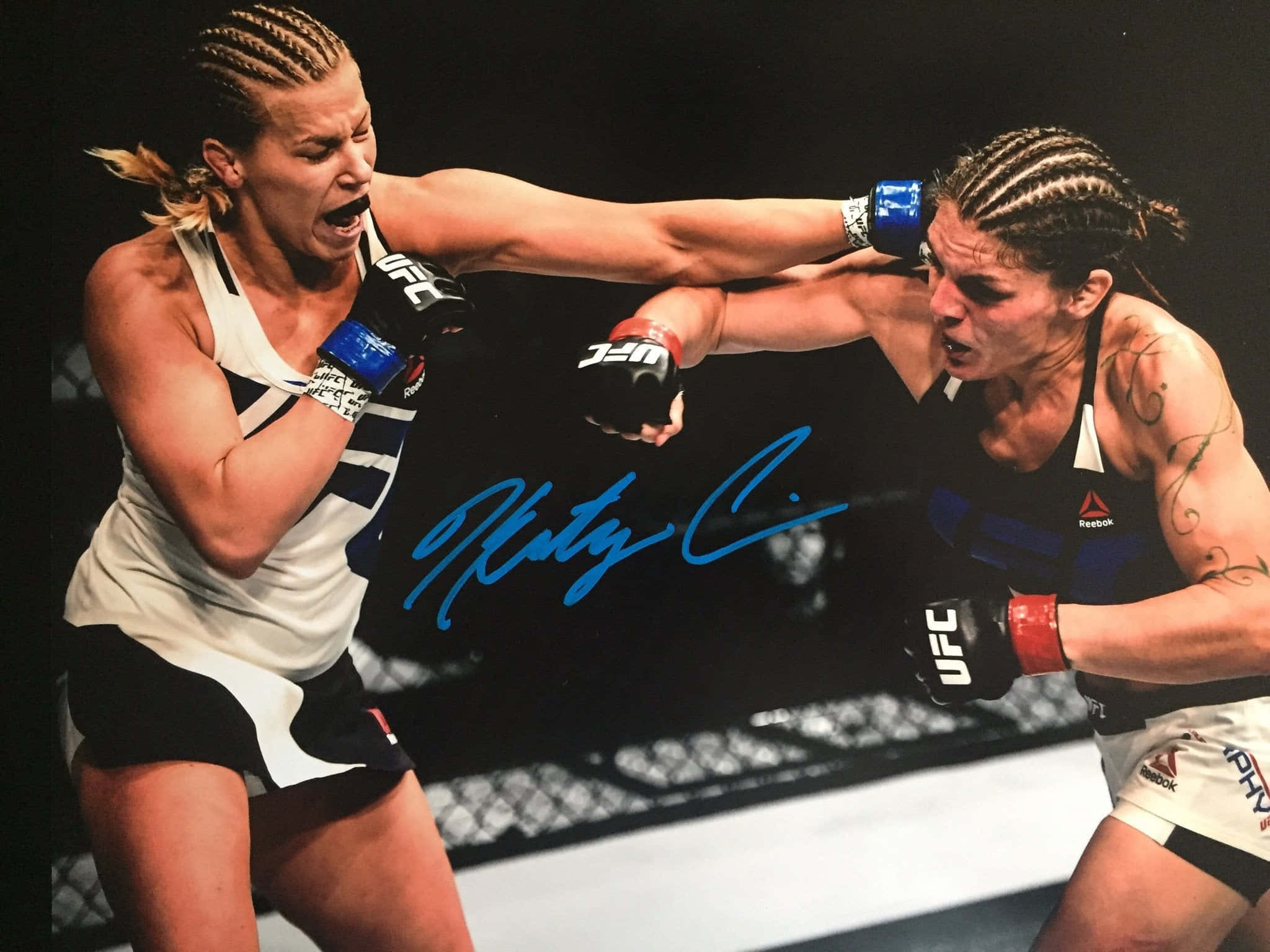 卡特琳·丘卡吉安藍色簽名 壁紙 — 兩位女性MMA拳手在激烈的鐵籠賽中交鋒，其中一人打出強力一拳。