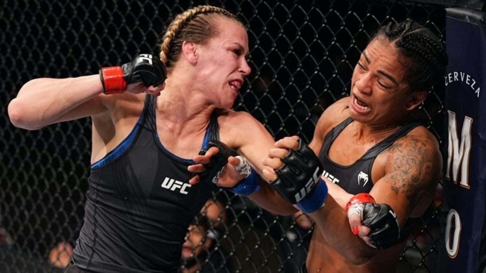 卡特琳·庫卡吉安 — 無懼的MMA戰士 壁紙 — 兩名女性MMA拳手在UFC八角籠內激烈交鋒，背景為鐵絲網圍欄。