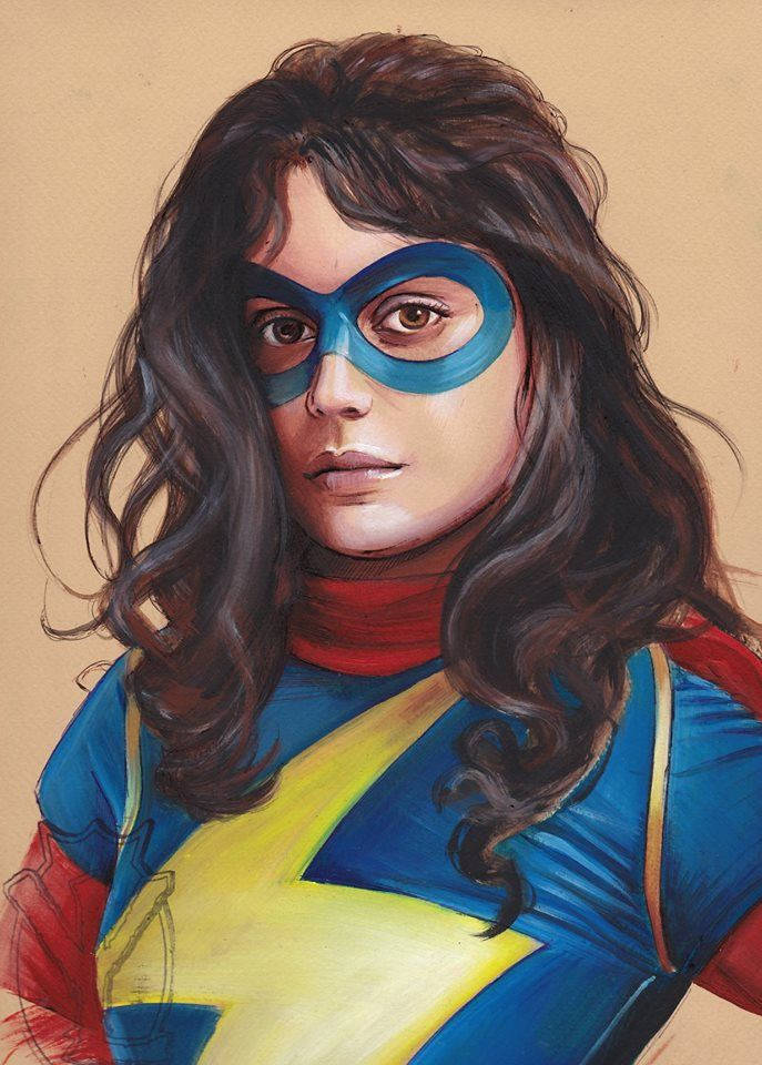 卡瑪拉·汗的 Ms Marvel 美人肖像 壁紙 — 一位擁有波浪深色頭髮和藍色面具的女性超級英雄，穿著鮮豔的服裝，在米色背景前向前凝視。