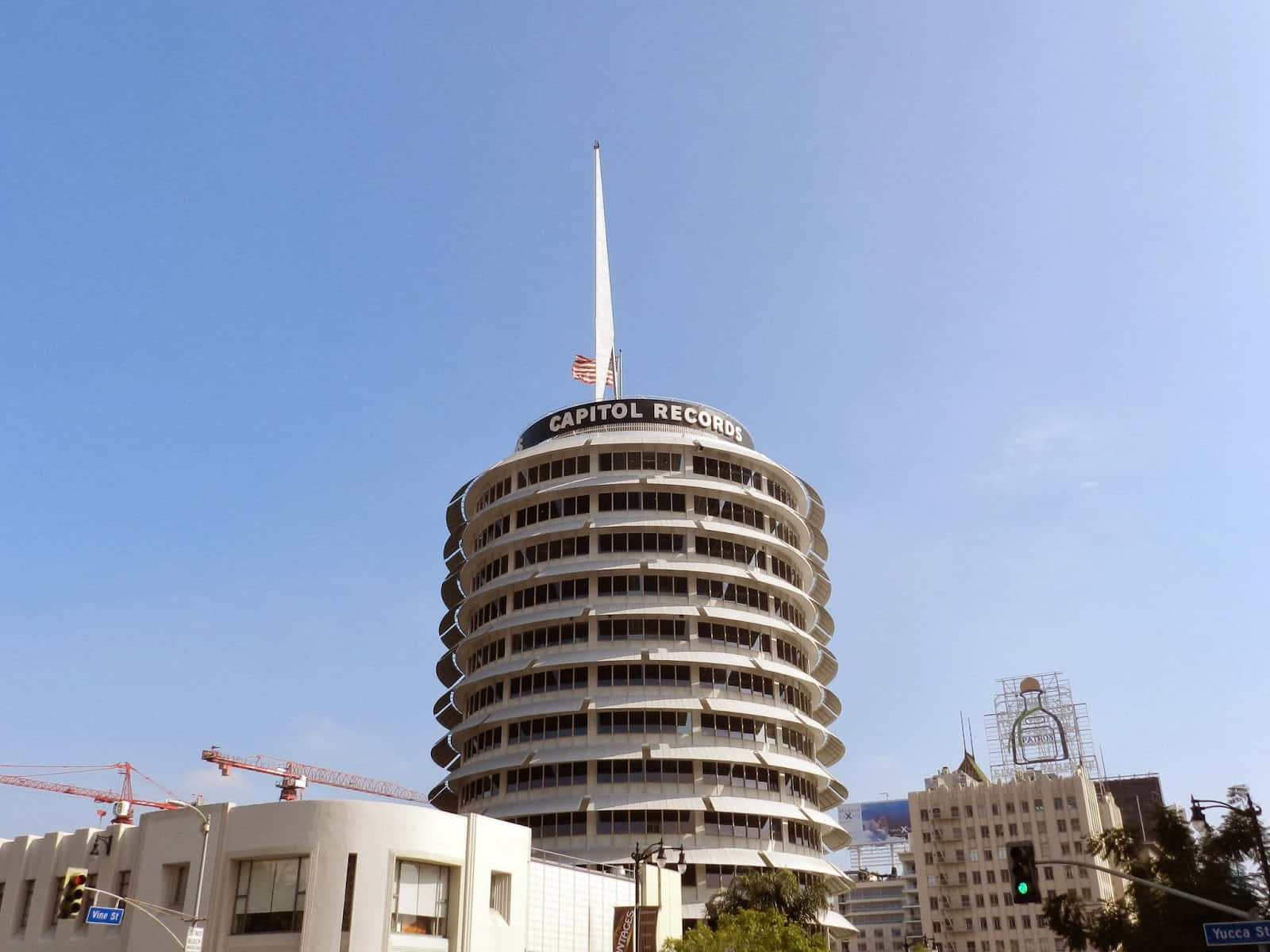 卡皮托爾唱片大樓的絕美風景 壁紙 — 標誌性的 Capitol Records 大樓在晴朗的藍天下聳立，擁有獨特的圓形設計和尖頂。