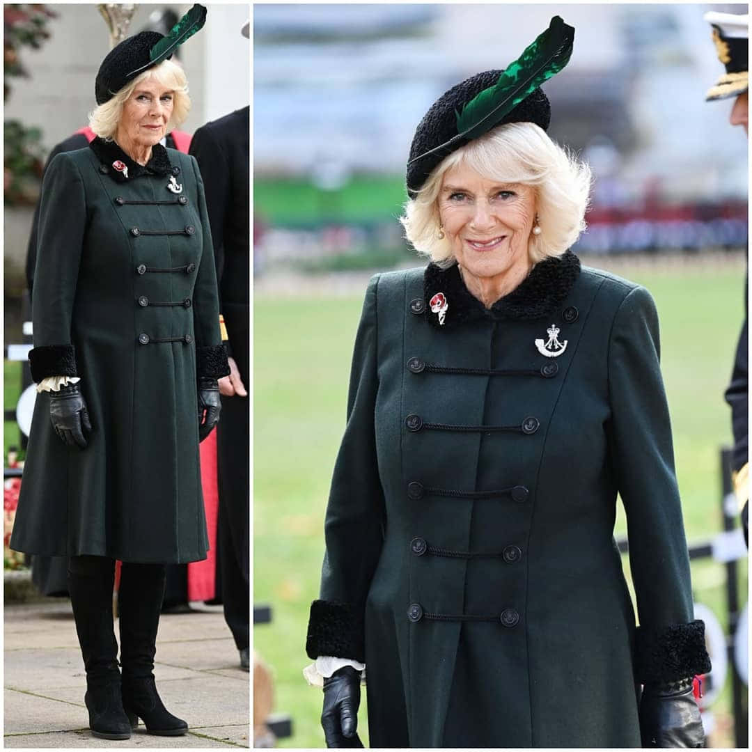 卡米拉女王穿深橄欖綠服裝 壁紙 — Camilla 身穿深綠色大衣，配黑色毛皮飾邊，頭戴飾有綠色羽毛的相配帽子，對著鏡頭微笑。