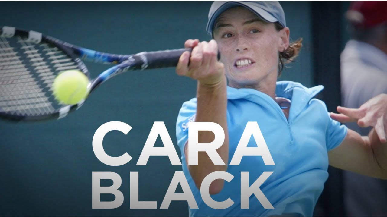 卡羅·布萊克比賽瞬間 壁紙 — 網球運動員Cara Black在深綠色球場背景下，用力揮拍擊打黃色球。
