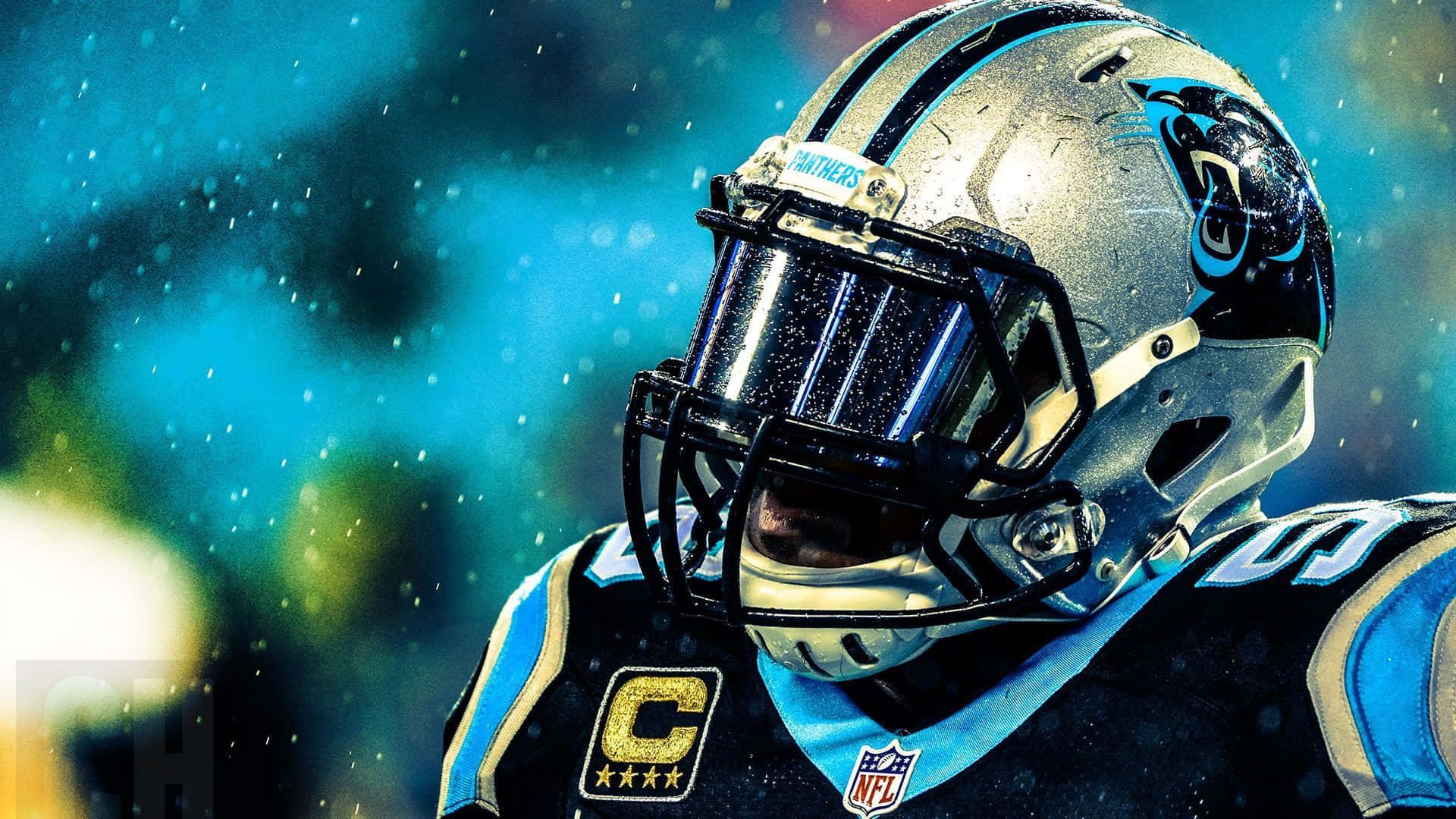 NFL 桌布 壁紙 — 卡羅萊納黑豹NFL美式足球員的特寫，身穿濕透的頭盔和球衣，表情堅定。