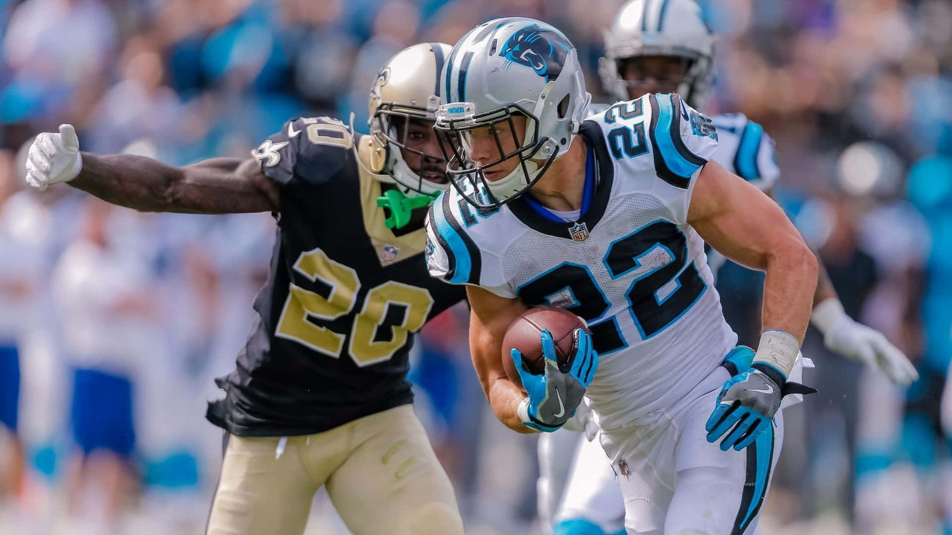 NFL橄欖球運動員帶球奔跑，防守球員擒抱他