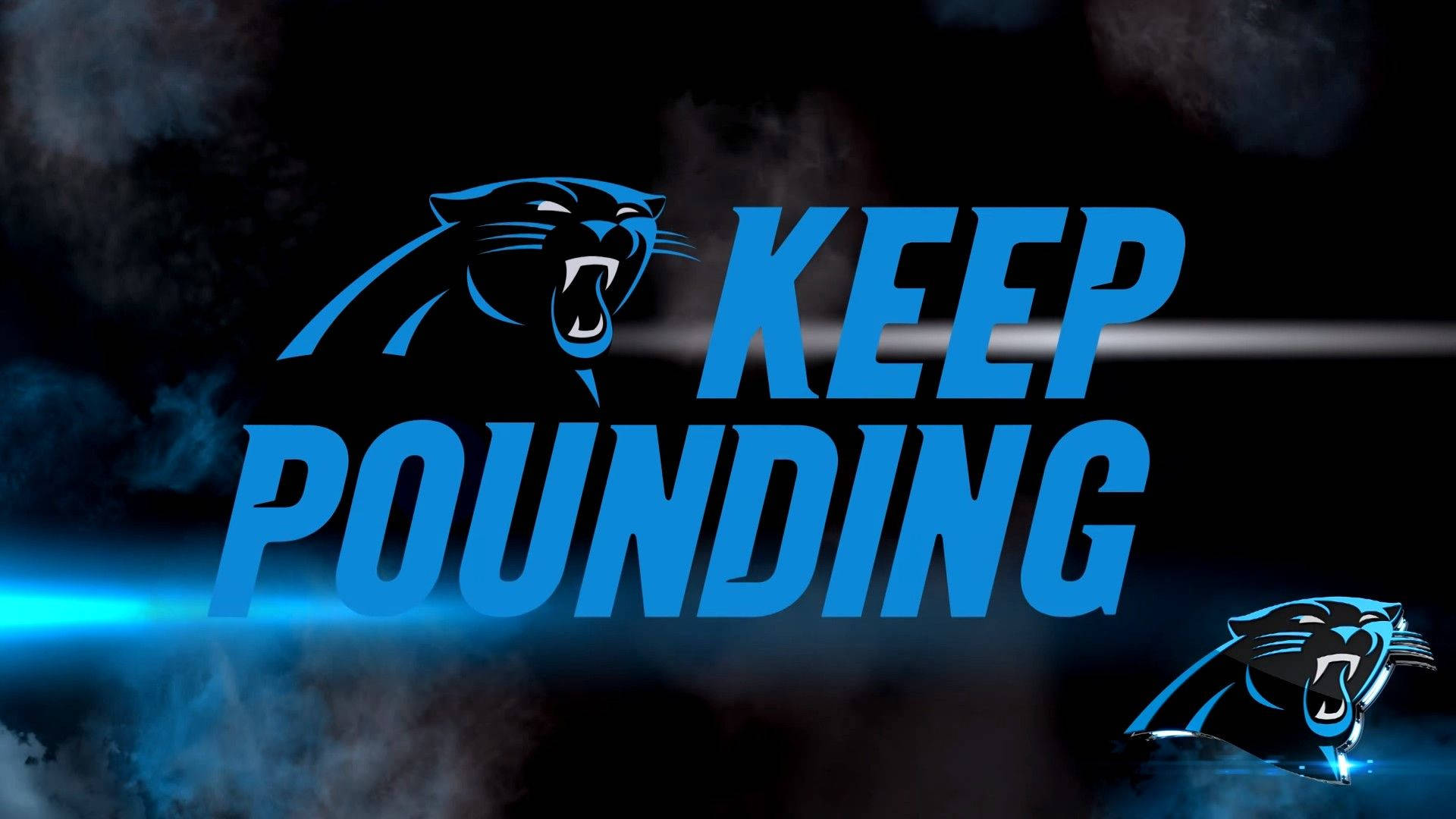 卡羅萊納黑豹隊 Keep Pounding 壁紙 — 大膽的藍色卡羅萊納黑豹隊標誌和「KEEP POUNDING」文字在煙霧瀰漫的黑暗背景上發光，帶有光線條紋。