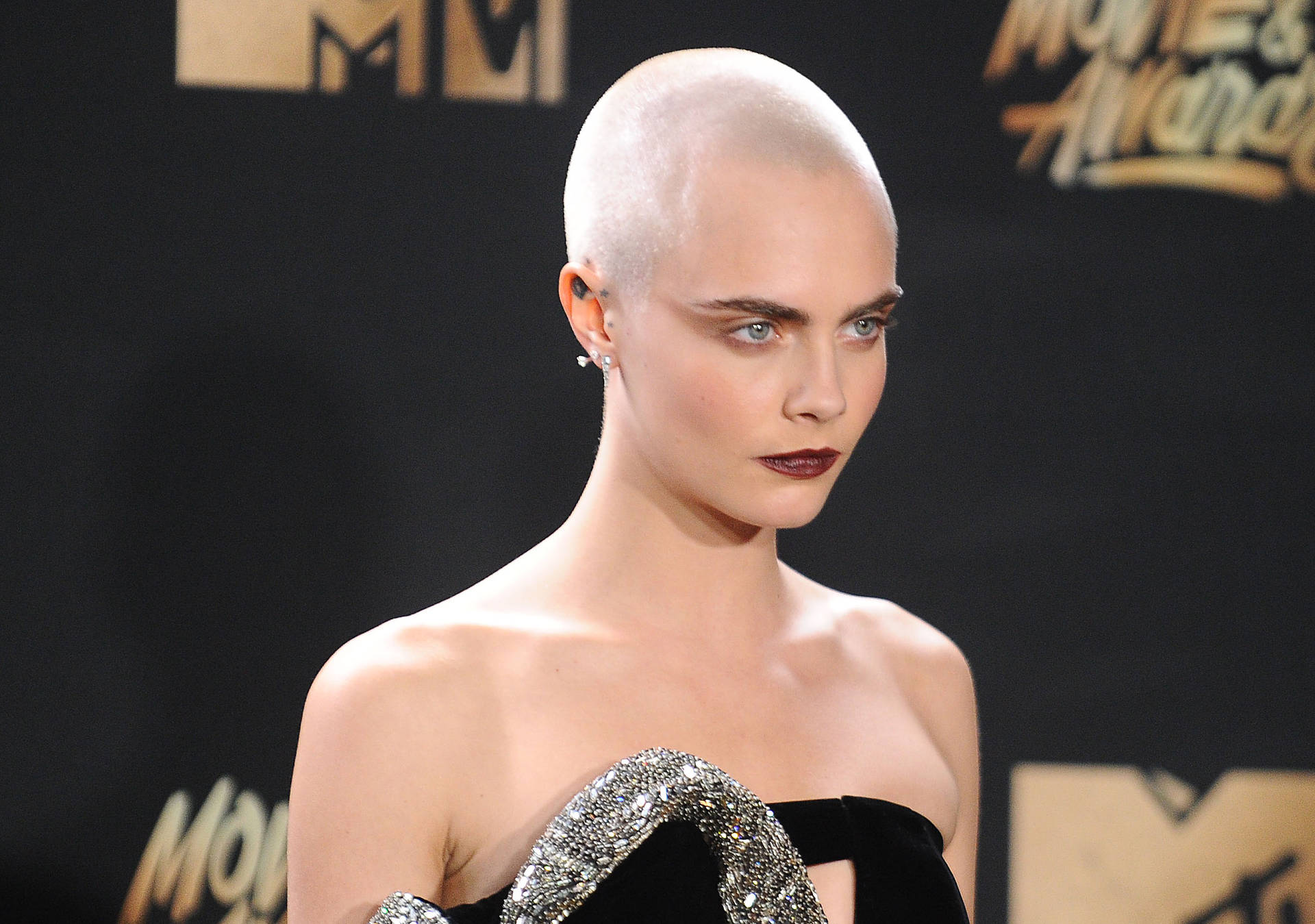 Cara Delevingne 在 MTV 電影獎上剃光頭，紅唇亮相。