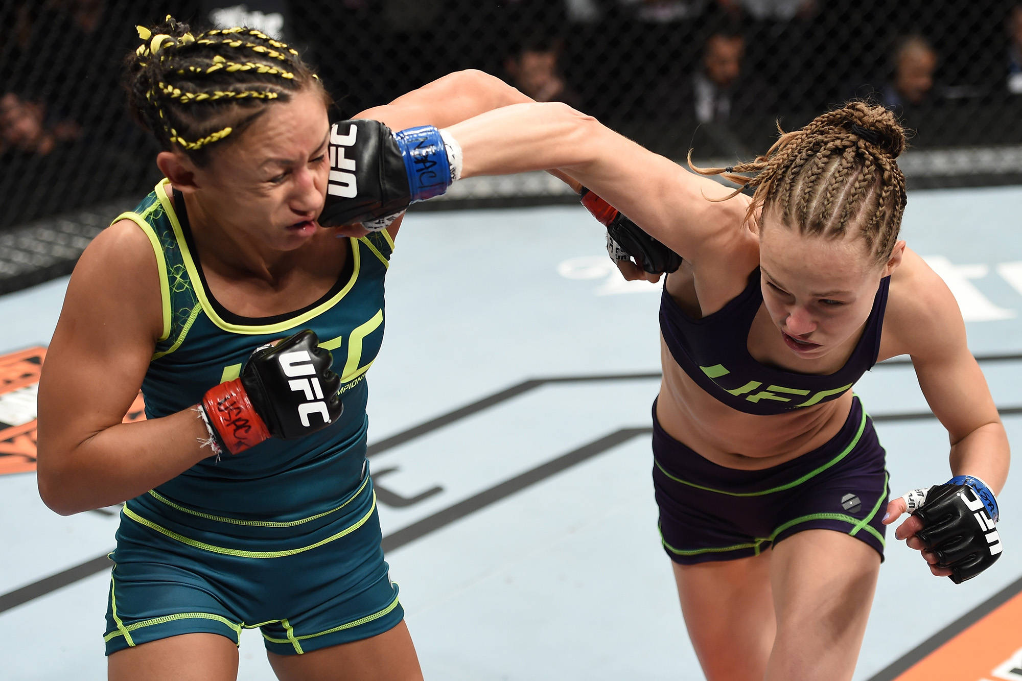 卡菈·艾斯帕薩被擊中 壁紙 — 兩名女子MMA拳手在激烈的UFC比賽中交鋒，其中一人打出強力一拳。