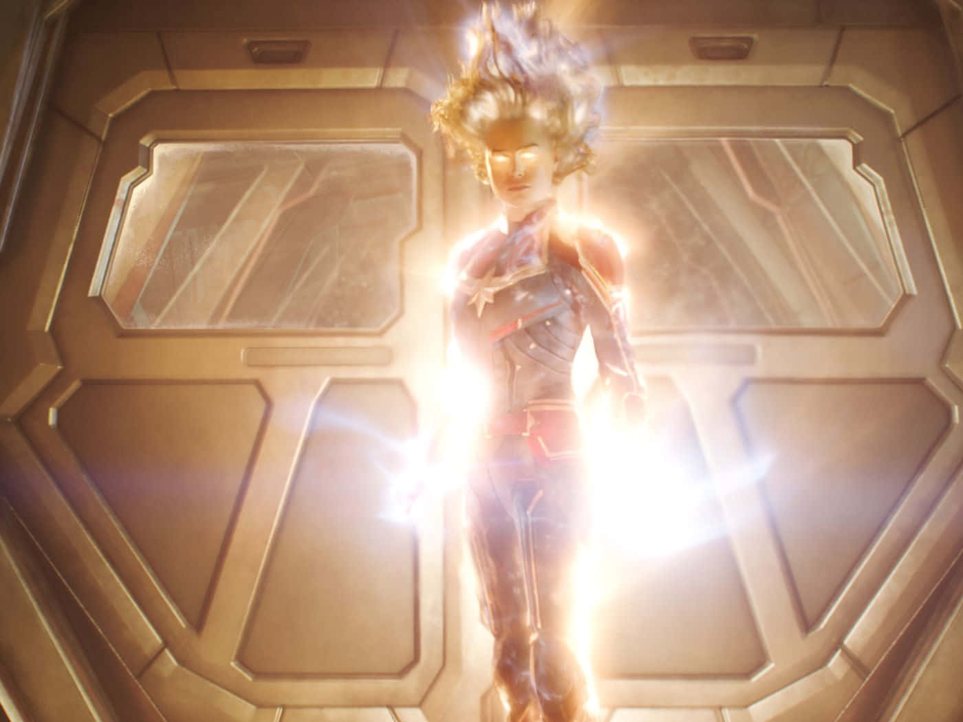 Captain Marvel 在未來感的金色門口閃耀著力量。