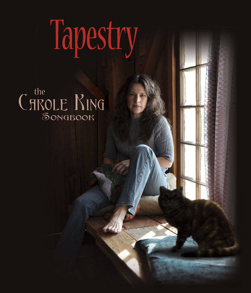 卡蘿·金《Tapestry》專輯封面 壁紙 — 一名女子赤腳坐在木製窗台上，旁邊有一隻虎斑貓，沐浴在透過復古窗戶灑進的溫暖陽光中。
