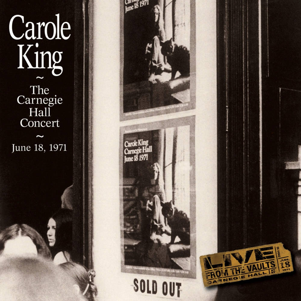 卡蘿·金《卡內基音樂廳演唱會》 壁紙 — Carole King 在卡內基音樂廳的音樂會海報黑白照片，帶有「售罄」標誌和人群從門口窺視。