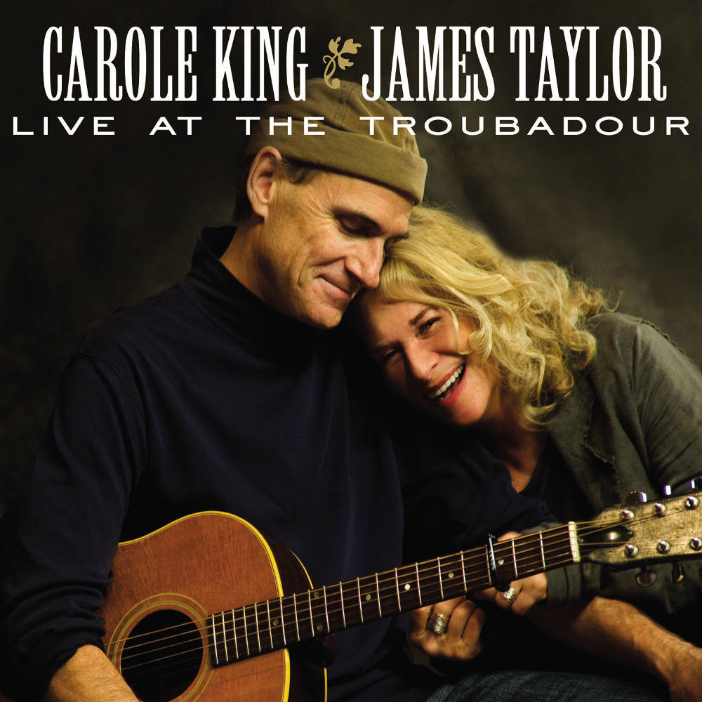 卡蘿·金與詹姆斯·泰勒演唱會海報 壁紙 — Carole King 和 James Taylor 在柔和的工作室燈光下彈奏木結他，分享溫暖親密的時刻。