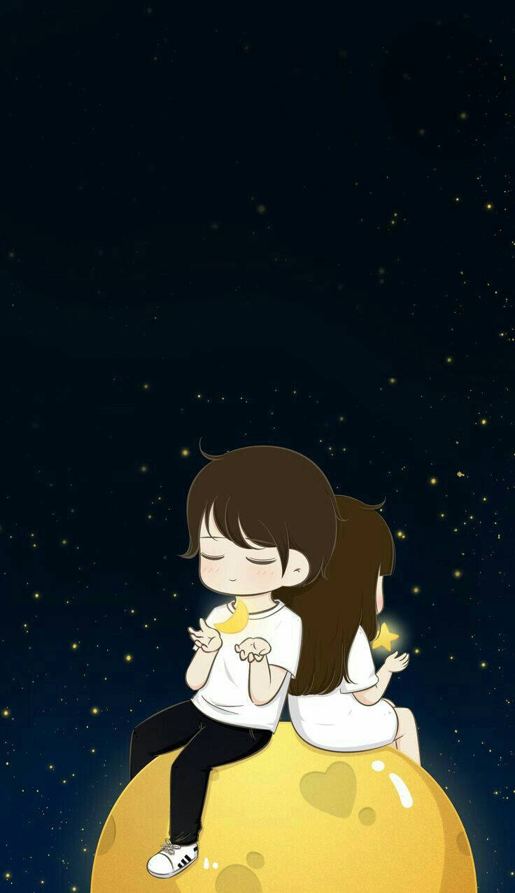 卡通情侶可愛暗黑少女風 壁紙 — 兩個動漫風格的孩子平靜地坐在黃色的月亮上，背景是繁星點點的夜空，手中拿著新月和星星形狀。