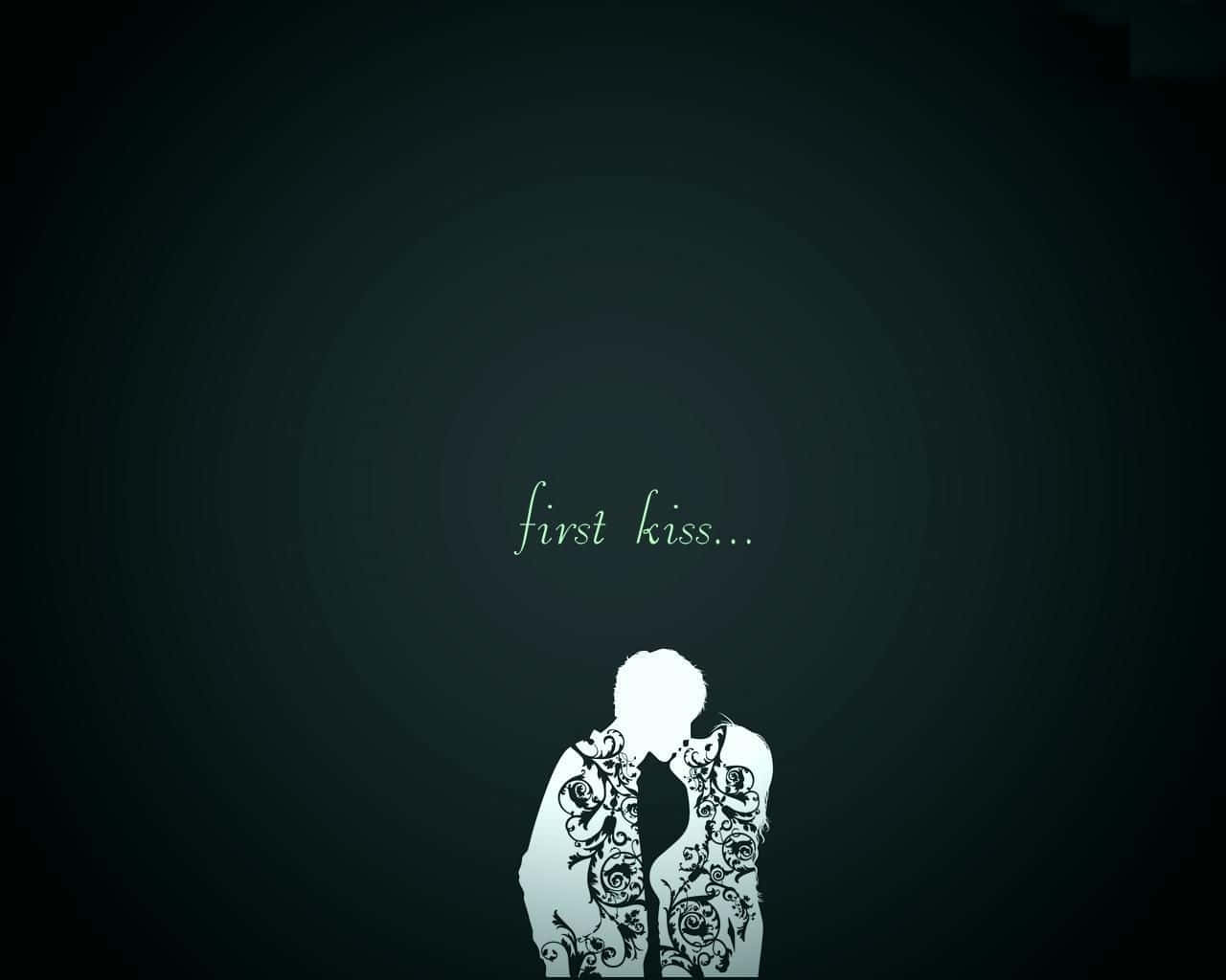兩個剪影人物擁抱，帶有花卉紋身，背景係深藍綠色，發光文字 first kiss...