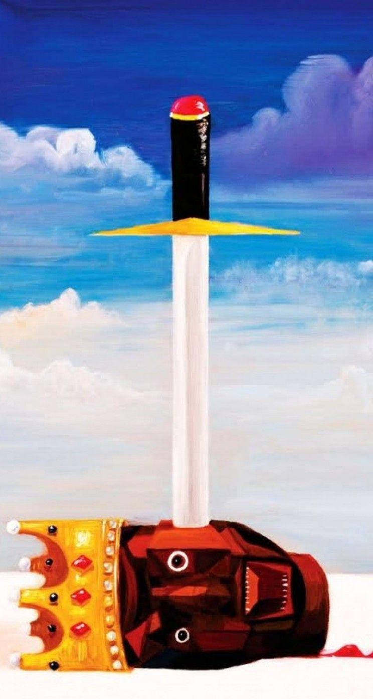 在超現實的天空場景中，一把劍刺穿一個戴著王冠的頭顱。