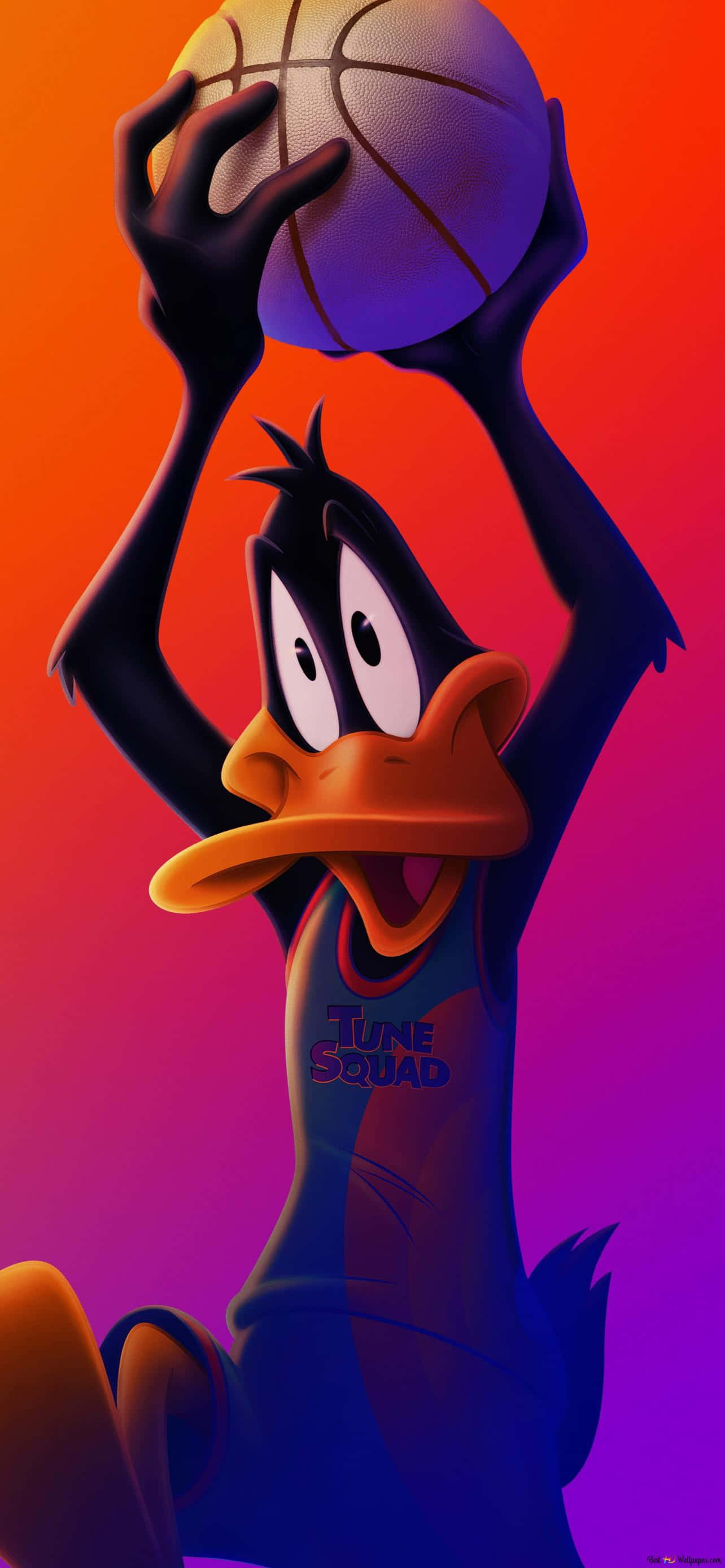卡通角色達菲鴨照片 壁紙 — Daffy Duck 身穿 'Tune Squad' 球衣，在充滿活力的橙紫漸變背景前準備入樽籃球。