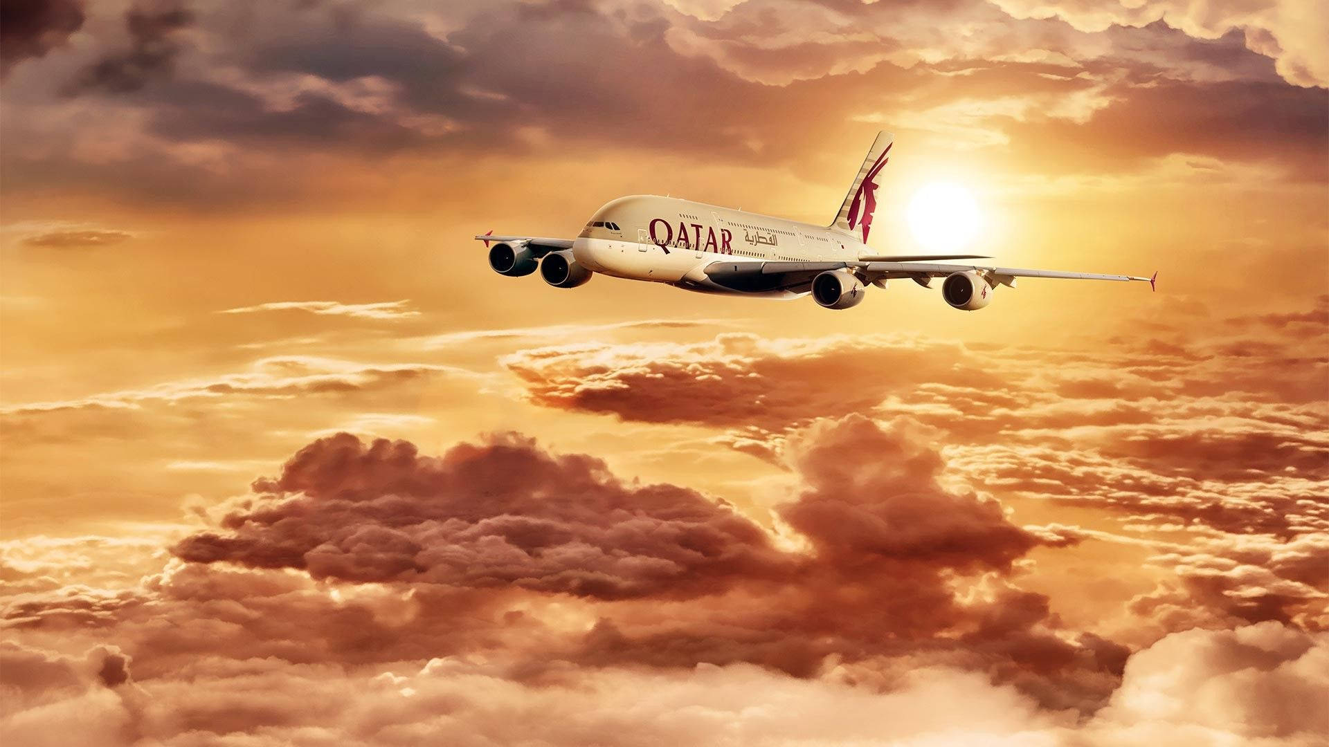 卡達飛機翱翔廣闊天空 壁紙 — 卡塔爾航空的空中巴士A380在溫暖的夕陽光輝中，優雅地翱翔於金色雲層之上。