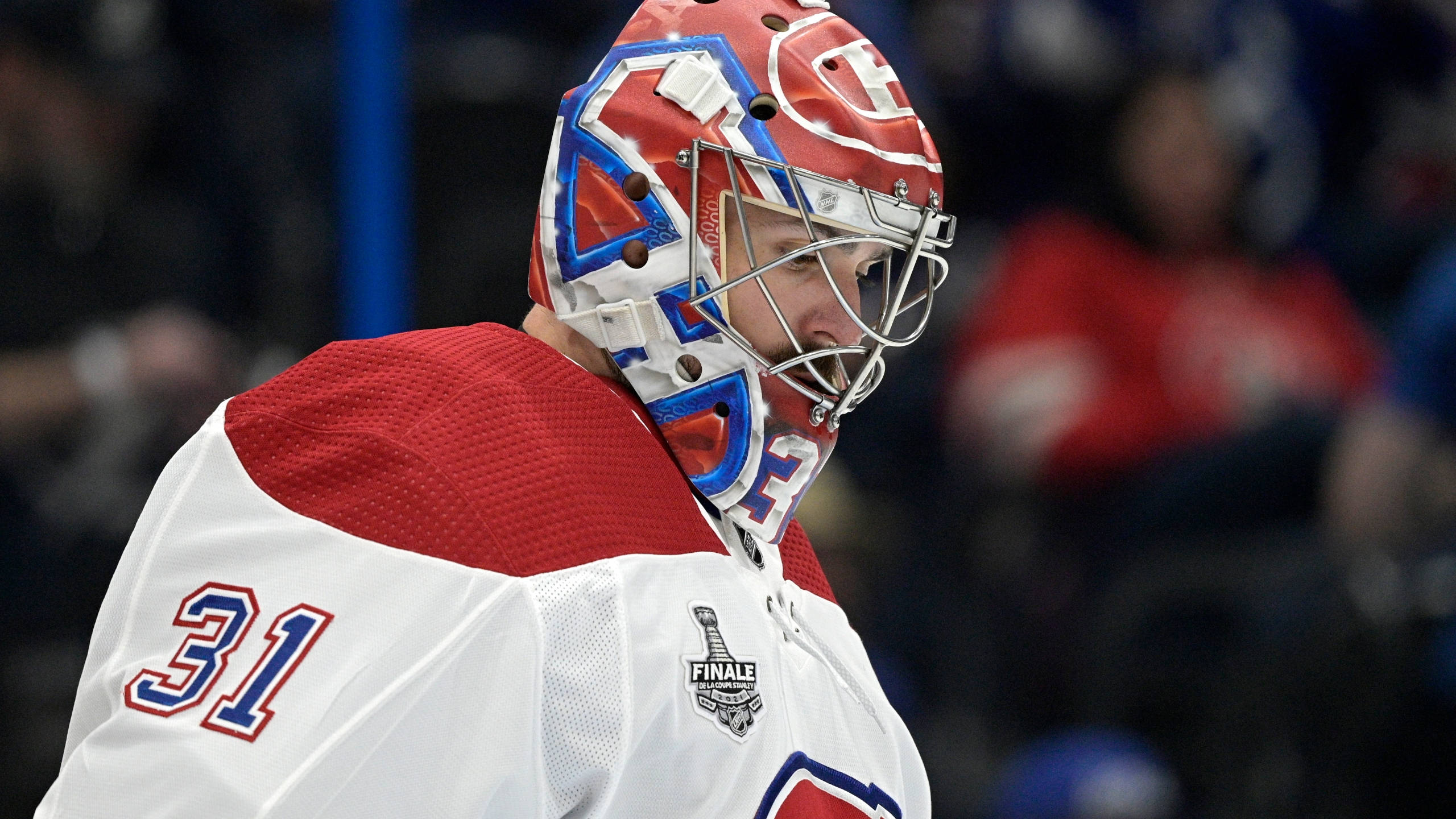 卡里·普萊斯 NHL 蒙特利爾加拿大人隊 31 號 壁紙 — 冰球守門員在比賽中戴上紅白藍面罩及身穿31號球衣的特寫。