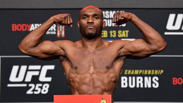 UFC拳手在稱重活動中屈起手臂