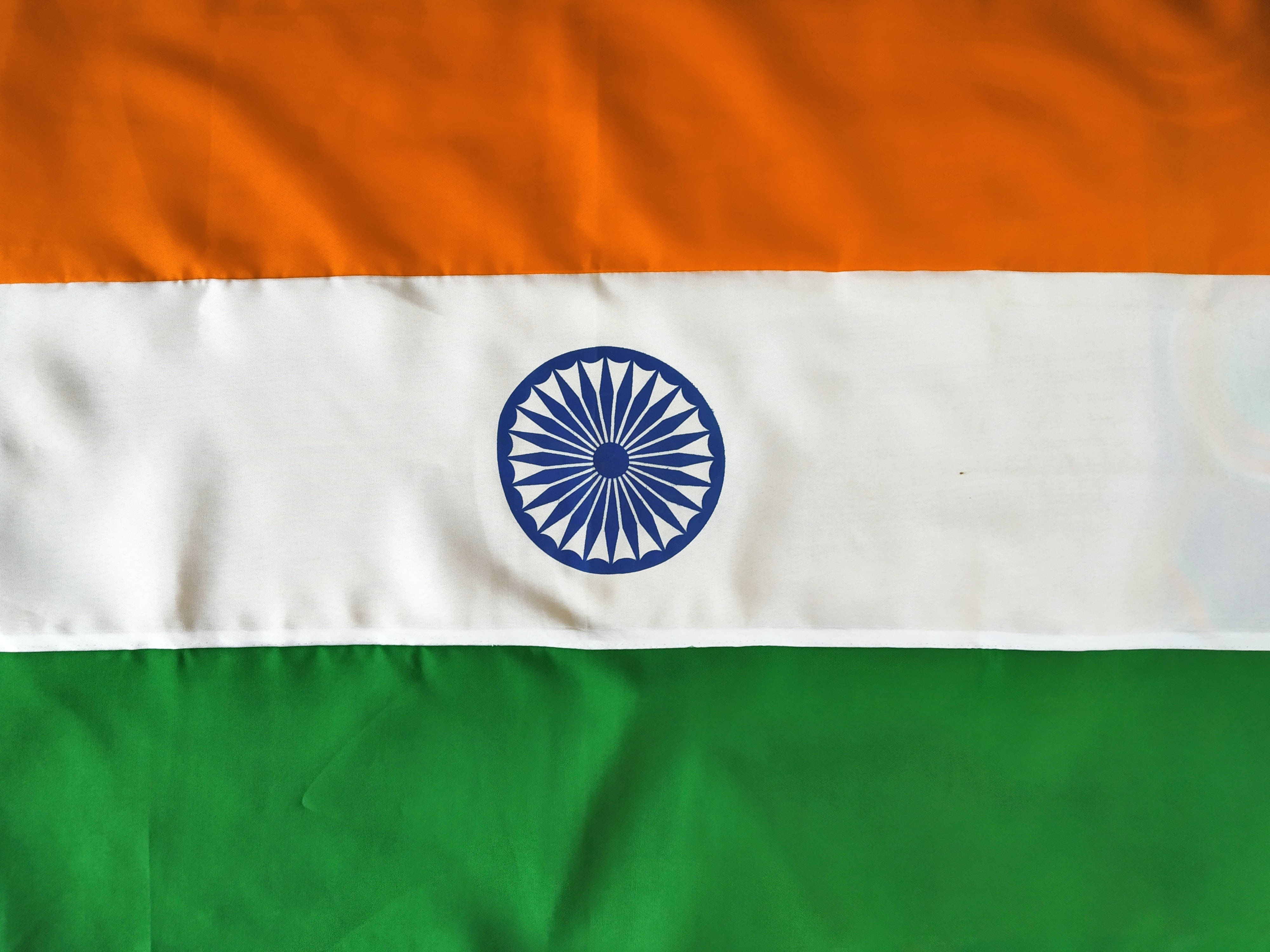 Indian 桌布 壁紙 — 印度三色旗的特寫，帶有藏紅花、白色和綠色條紋，白色帶子中央有海軍藍色的阿育王法輪。