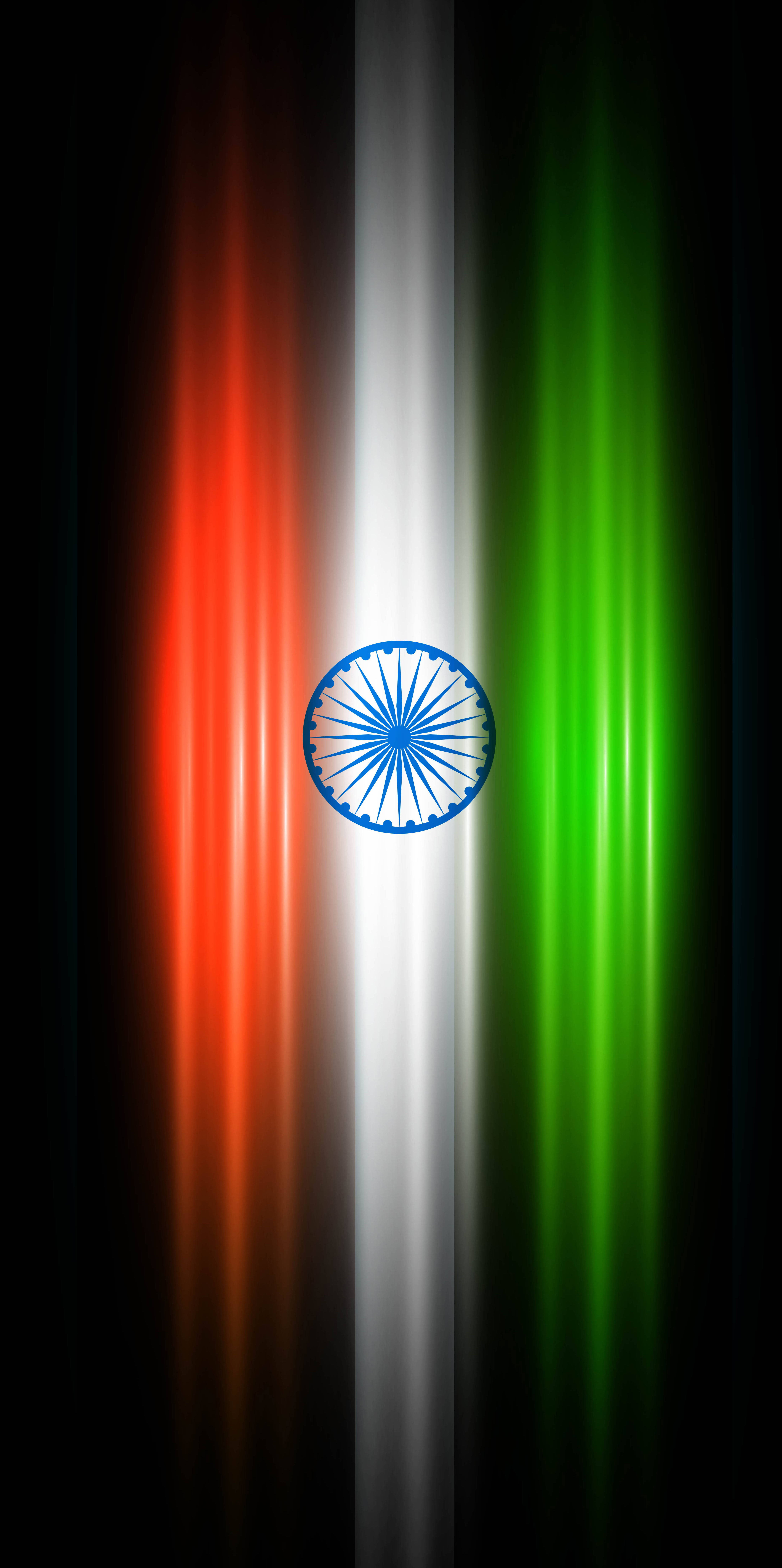 indian flag mobile 桌布 壁紙 — 印度國旗在深色背景下散發出充滿活力的藏紅花、白色和綠色垂直條紋。