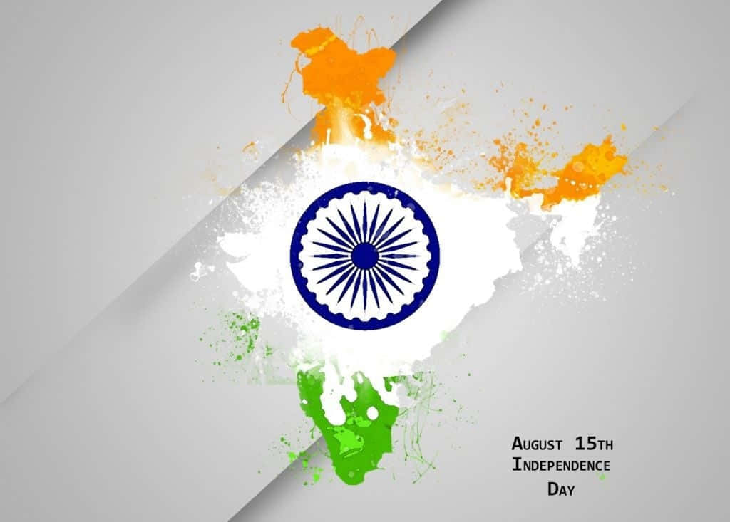 Independence Day 桌布 壁紙 — 印度地圖的輪廓從鮮豔的橙色、綠色和白色油漆飛濺中浮現，白色帶子中央有阿育王法輪。