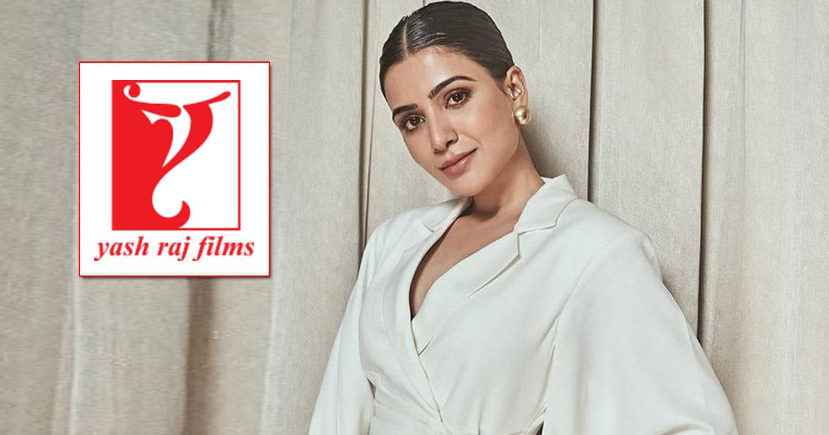 身穿白色西裝外套的女性在Yash Raj Films標誌旁擺姿勢。