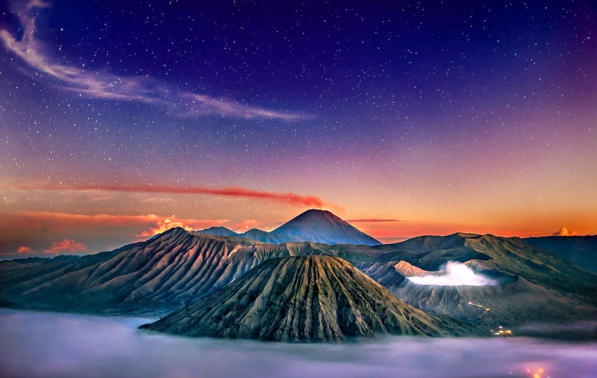 火山在繁星點點的暮色天空下，以紫色和橙色色調升起於雲層之上。