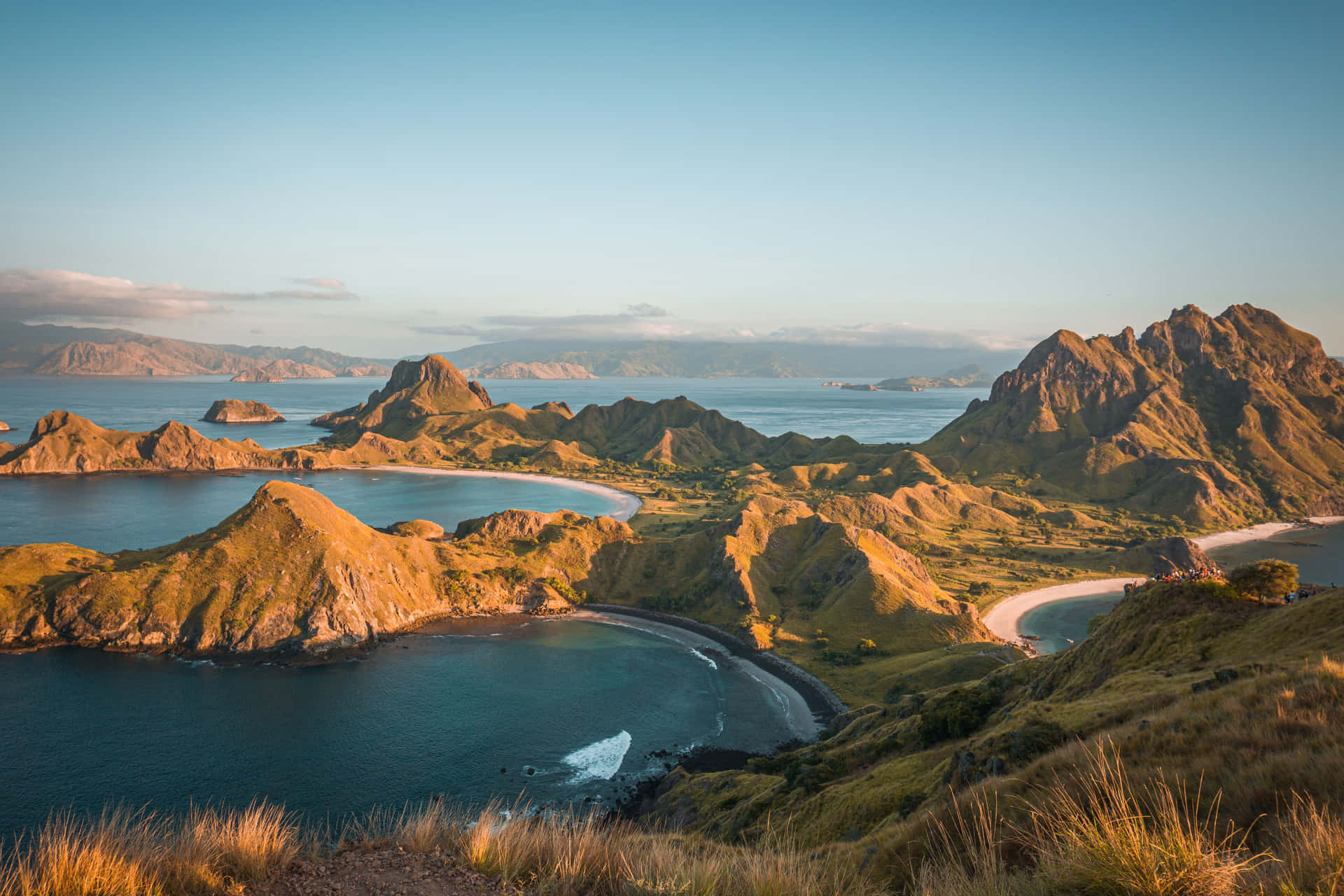 日落時分，擁有火山峰和碧綠海水的海岸島嶼。