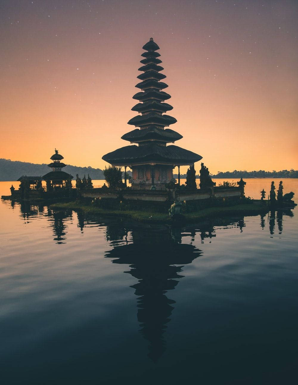寺廟在水面上，在星空暮色下倒映