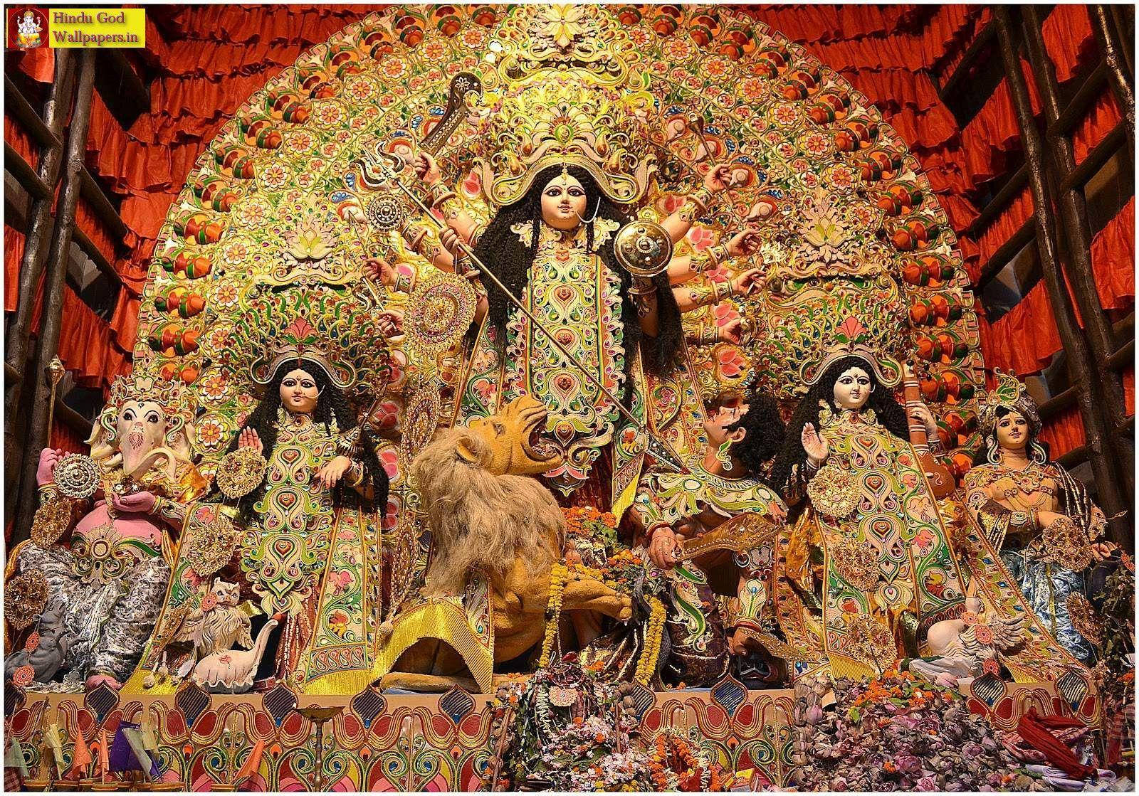 一尊色彩繽紛的印度教女神杜爾迦雕像，有多隻手臂和武器，被其他神祇和神話生物環繞。