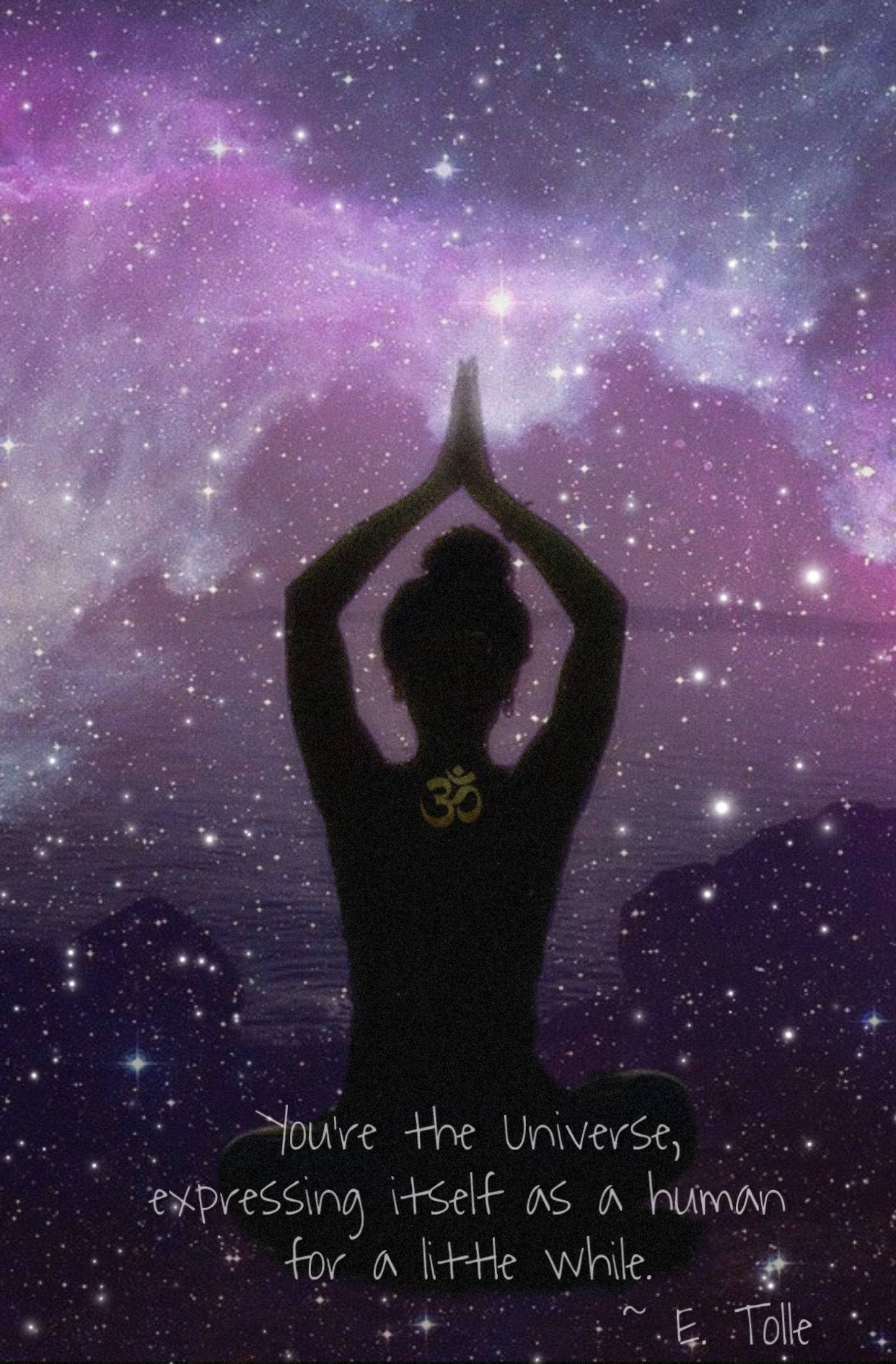 一個人在紫色星空下做瑜伽姿勢，附有E Tolle的名言。