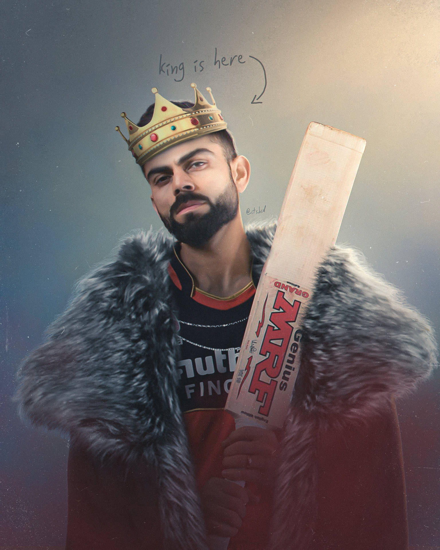 一個戴著王冠的板球運動員穿著毛皮大衣，拿著一個寫有「king is here」的球拍。