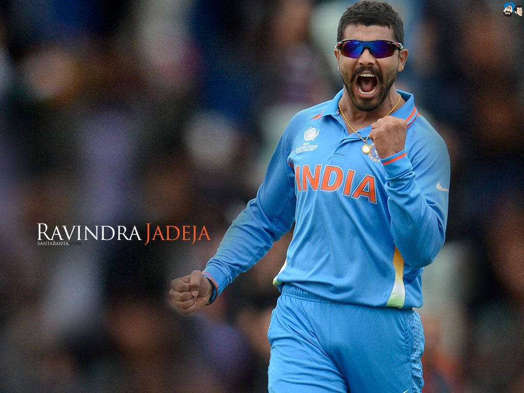 印度板球運動員 Ravindra Jadeja 身穿藍色制服慶祝勝利。