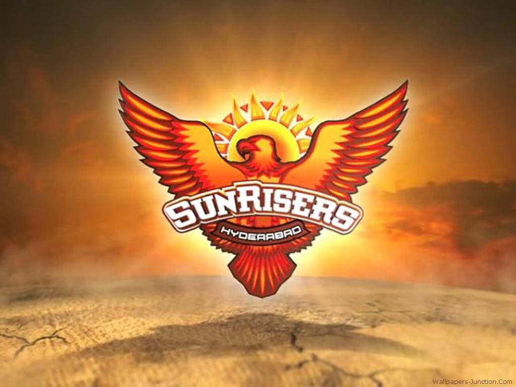 SunRisers Hyderabad 團隊標誌，鳳凰翅膀從日落時分的龜裂大地升起。