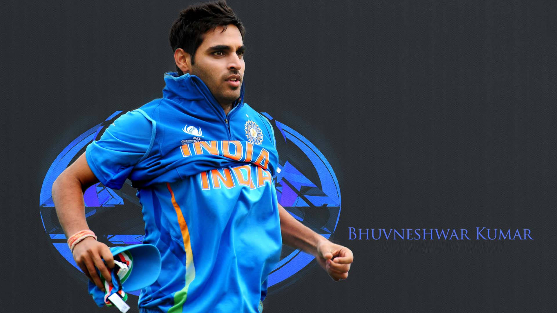 印度板球運動員 Bhuvneshwar Kumar 身穿藍色球衣擺姿勢拍照。
