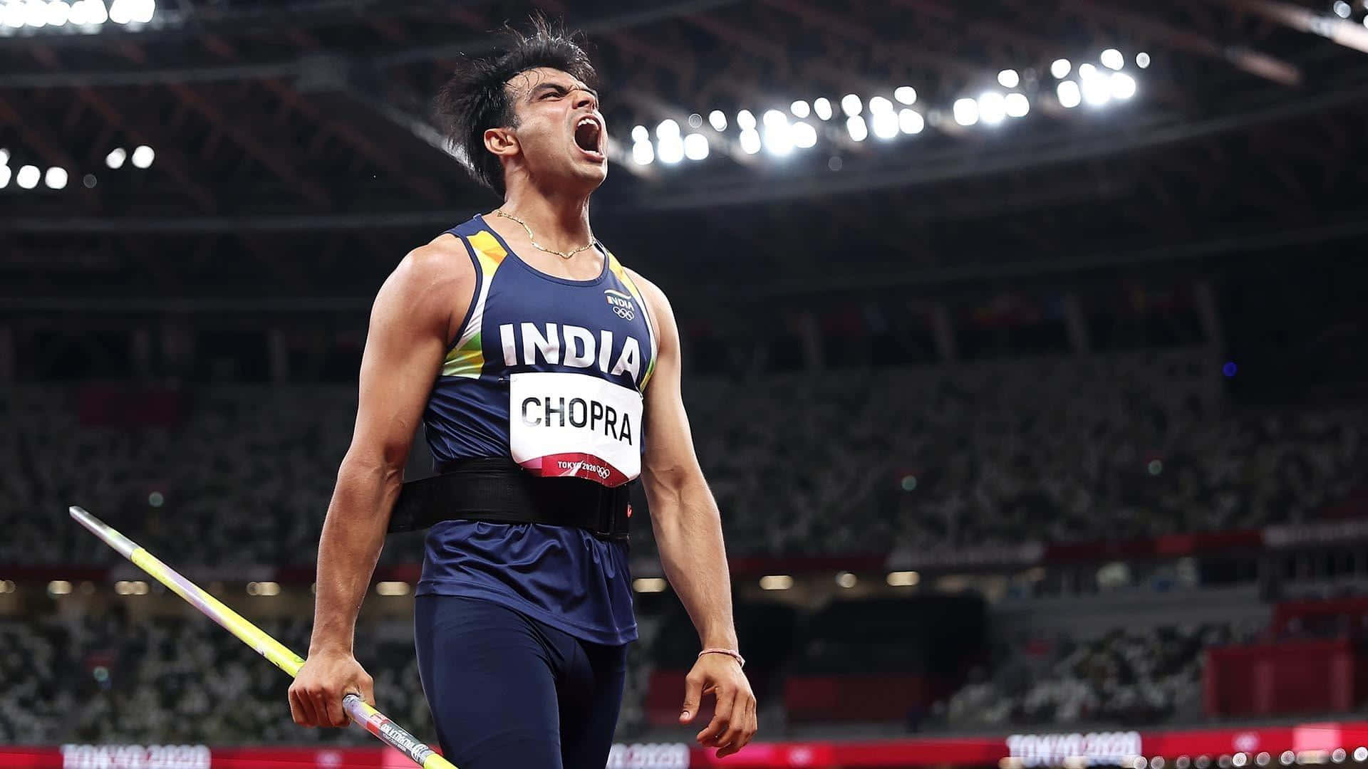 Neeraj Chopra 桌布 壁紙 — 印度標槍運動員尼拉吉·喬普拉在東京2020奧運會體育場高舉標槍，發出勝利的怒吼。